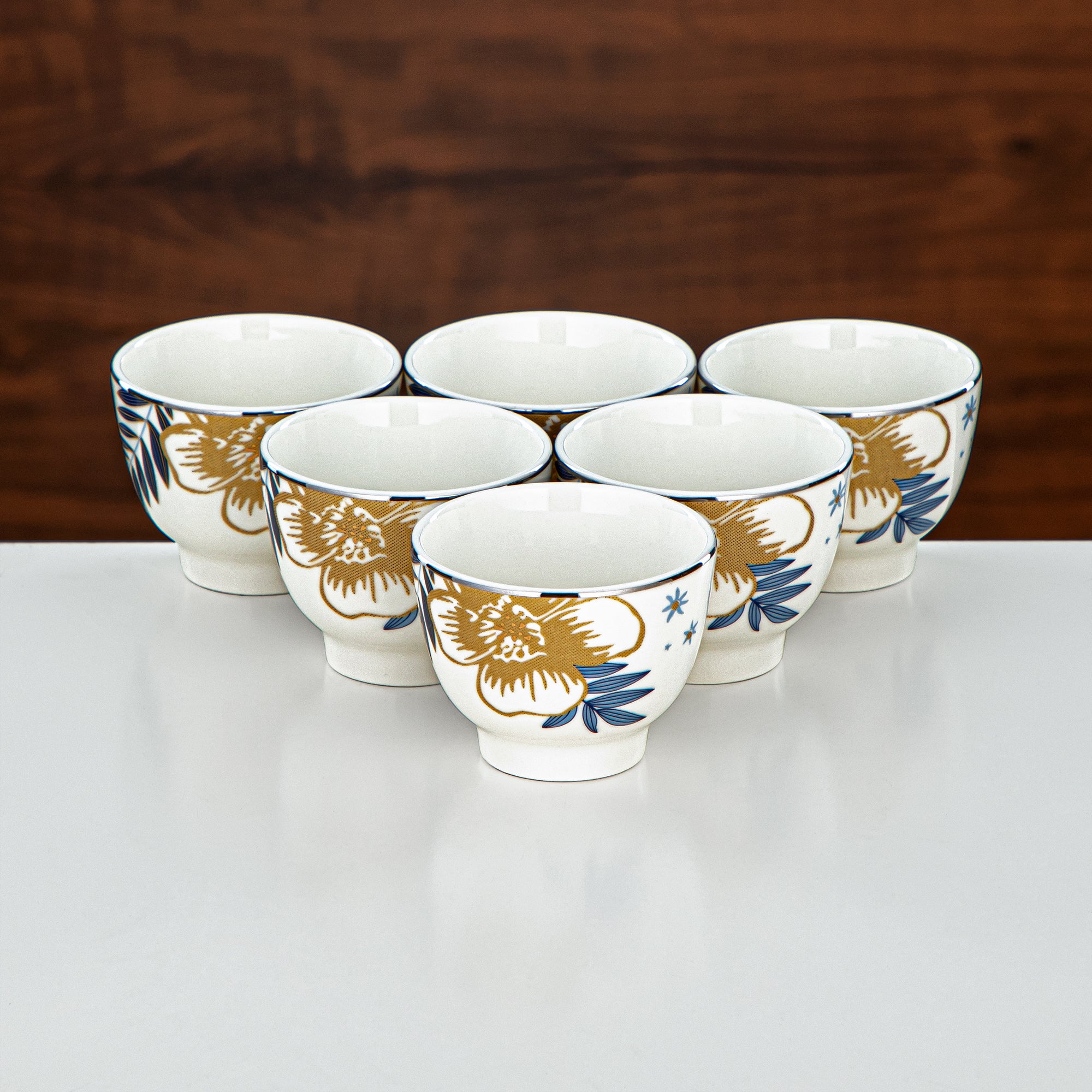 طقم تيرمس المرجان والشاي – ترمسين قطعتين باللونين الفضي والذهبي (1L + 1L) + طقم أكواب وأواني بورسلان وزجاج أزرق بنقشة نباتية من 18 قطعة – تقديم أنيق | مجموعة عصرية