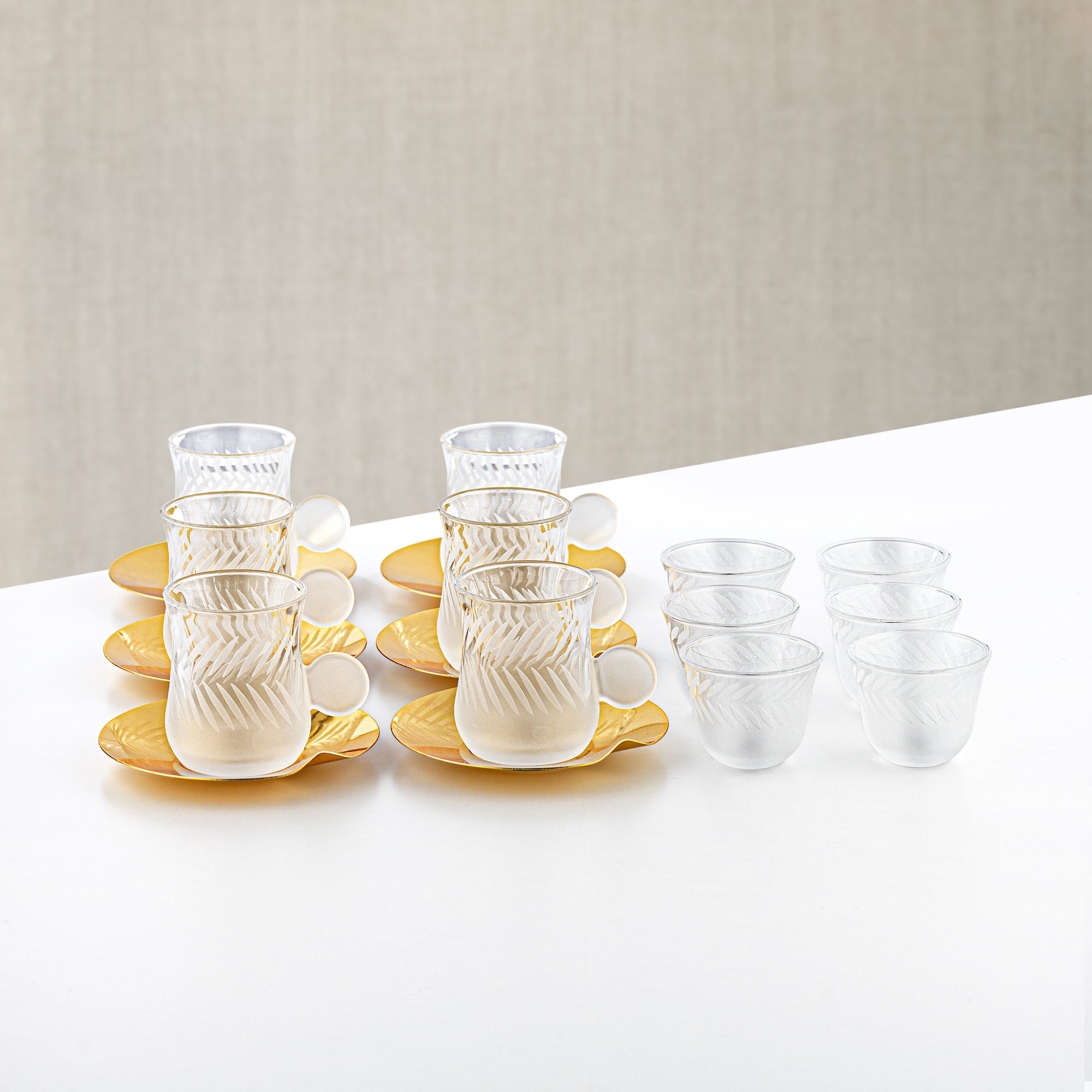 طقم شاي وقهوة عربية المرجان ١٨ قطعة من زجاج فروستد وستانلس ستيل ذهبي