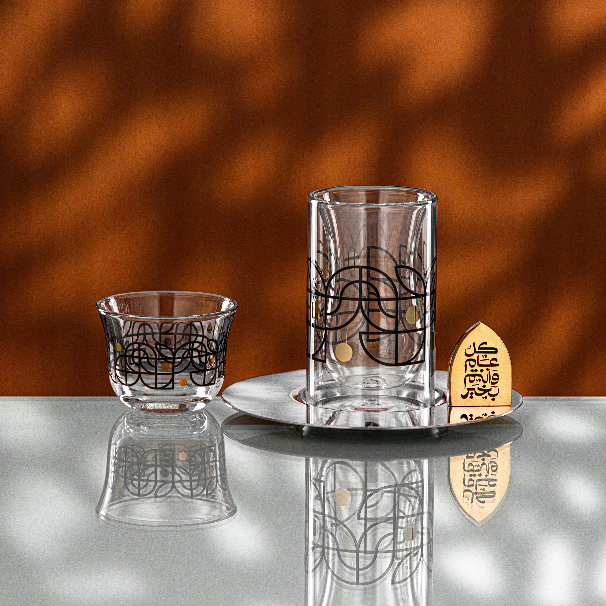 طقم شاي وقهوة المرجان، ١٨ قطعة، بنقشة سوداء وذهبية