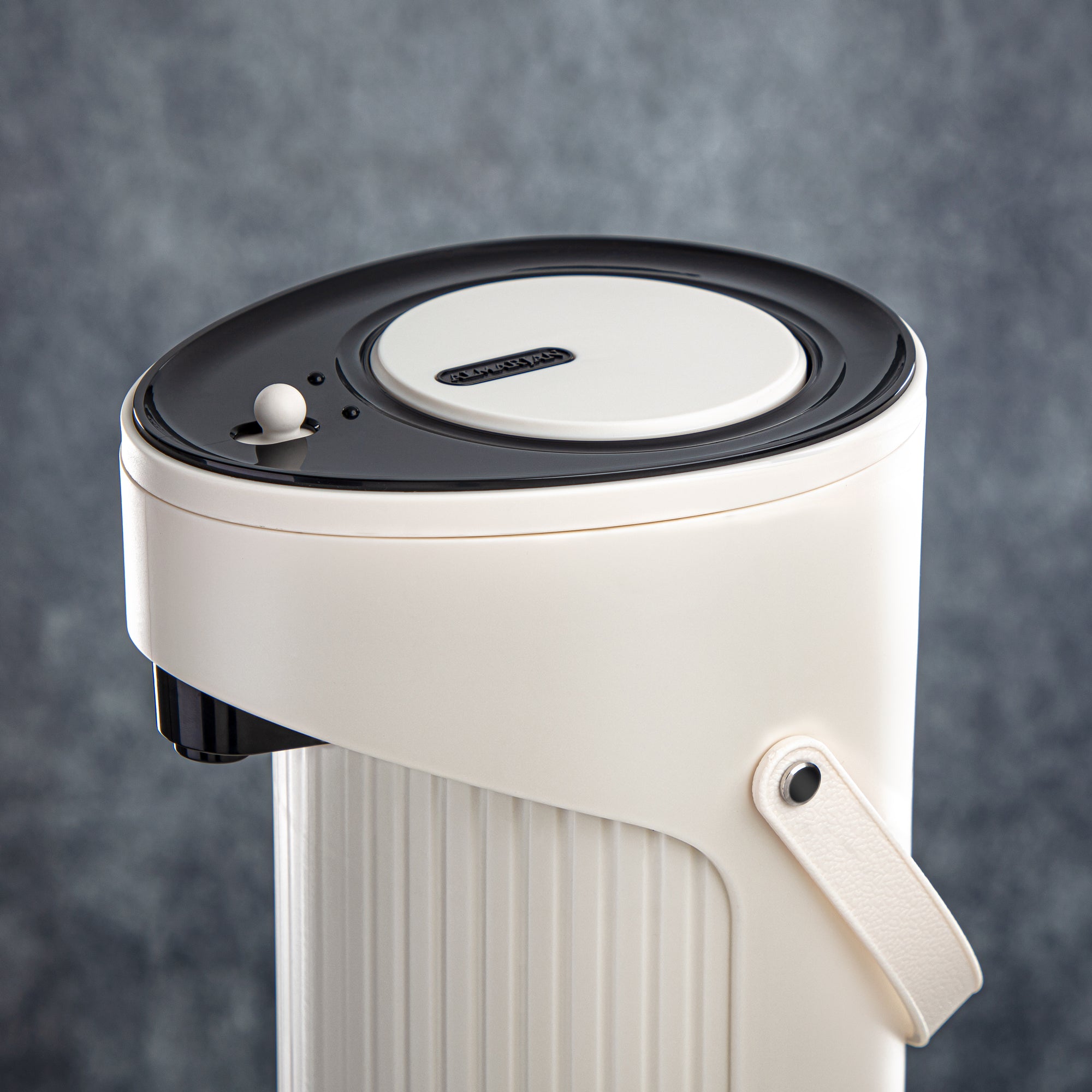 ترمس المرجان سعة 2.2 لتر مزود بمضخة. باللون العاجي والأسود - SM-2417A-220 IV/B