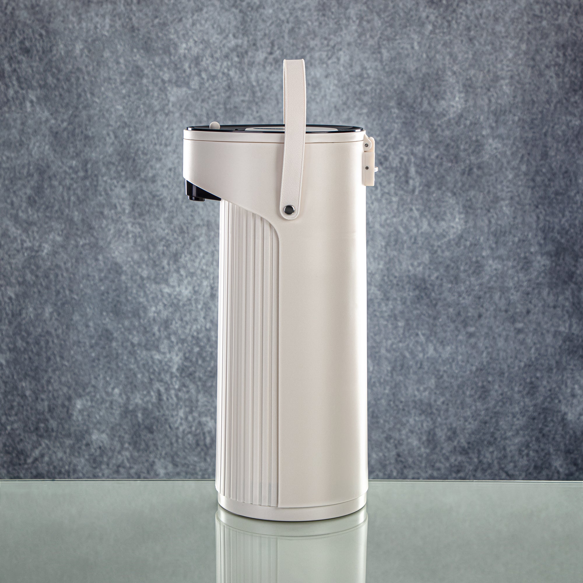 ترمس المرجان سعة 2.2 لتر مزود بمضخة. باللون العاجي والأسود - SM-2417A-220 IV/B